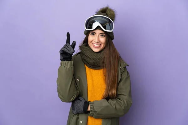 Σκι Καυκάσιος Κορίτσι Γυαλιά Snowboarding Απομονώνονται Μωβ Φόντο Δείχνοντας Μια — Φωτογραφία Αρχείου