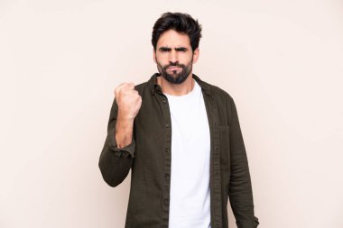 Sakallı, sakallı, izole bir geçmişi olan genç ve yakışıklı bir adam.