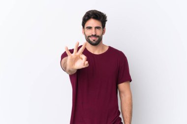 Sakallı, genç, yakışıklı, soyutlanmış beyaz bir geçmişi olan mutlu ve parmaklarıyla üçe kadar sayan biri.