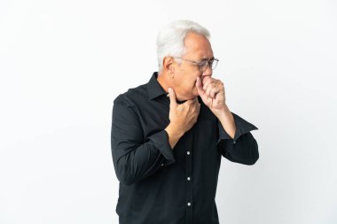 Orta yaşlı Brezilyalı bir adam beyaz arka planda çok öksürüyor.