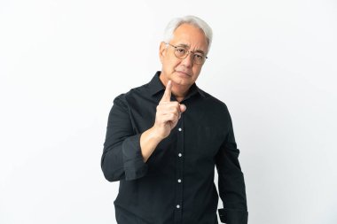 Beyaz arka planda izole edilmiş orta yaşlı Brezilyalı bir adam hayal kırıklığına uğramış ve ön tarafı işaret ediyor.