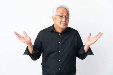 Orta yaşlı Brezilyalı adam beyaz arka planda şüpheli hareketler yapıyor.