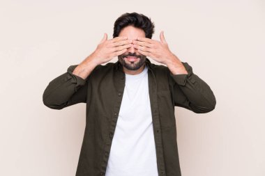 Sakallı, genç ve yakışıklı bir adam. Tecrit edilmiş bir geçmişi var.