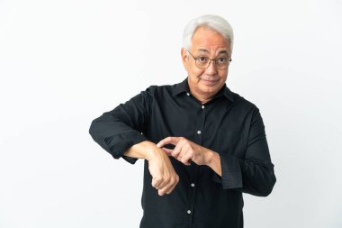 Orta yaşlı Brezilyalı adam beyaz arka planda izole edilmiş, geç kalma jesti yapıyor.