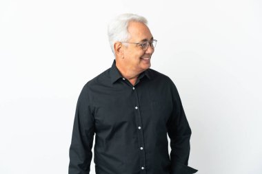 Beyaz arka planda izole edilmiş orta yaşlı Brezilyalı bir adam.