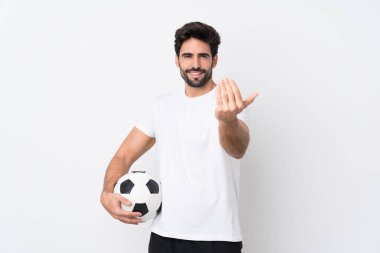 Sakallı yakışıklı bir genç, izole edilmiş beyaz bir geçmişi var. Futbol topu ve gelecek vadeden jestler yapıyor.