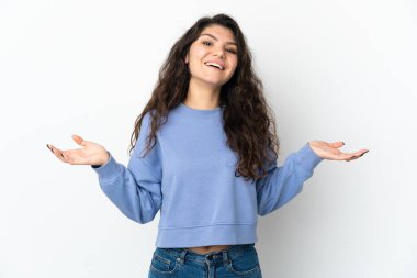 Genç Rus kız beyaz arka planda izole edilmiş, çok gülümsüyor.