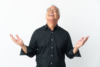 Orta yaşlı Brezilyalı bir adam beyaz arka planda izole edilmiş, çok gülümsüyor.