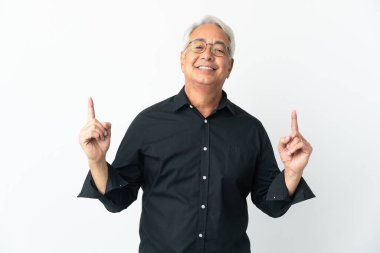 Orta yaşlı Brezilyalı adam beyaz arka planda izole edilmiş. Harika bir fikre işaret ediyor.