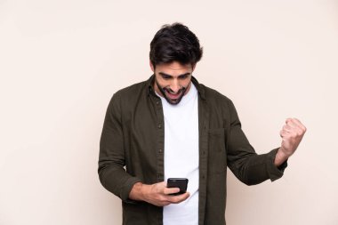 Sakallı, sakallı, genç ve yakışıklı bir adam şaşırmış ve bir mesaj gönderiyor.