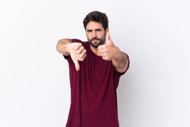 Sakallı, beyaz bir geçmişi olan yakışıklı genç adam iyiye-kötüye işaret yapıyor. Evet ya da hayır arasında kararsız