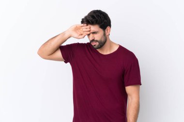 Sakallı, yakışıklı, soyutlanmış beyaz bir geçmişi olan, yorgun ve hasta bir yüzü olan genç bir adam.