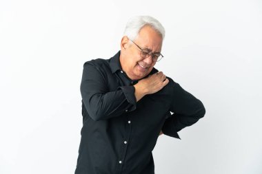 Orta yaşlı Brezilyalı erkek, beyaz arka planda izole edilmiş, omuz ağrısından muzdarip, çabaladığı için