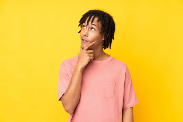 Νεαρός Αφροαμερικάνος Απομονωμένος Κίτρινο Φόντο Σκέφτεται Μια Ιδέα — Φωτογραφία Αρχείου