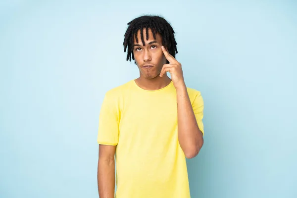 若いアフリカ系アメリカ人の男は自殺のジェスチャーを作る問題と青の背景に隔離された — ストック写真