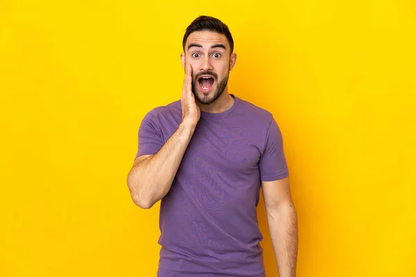 Jonge Blanke Knappe Man Geïsoleerd Gele Achtergrond Met Verrassing Geschokte — Stockfoto