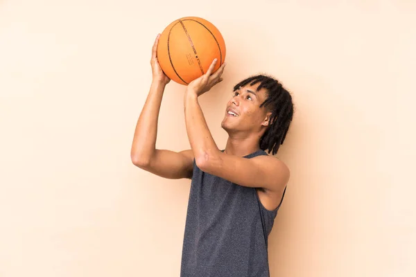 Jong Afrikaans Amerikaanse Man Geïsoleerd Beige Achtergrond Spelen Basketbal — Stockfoto