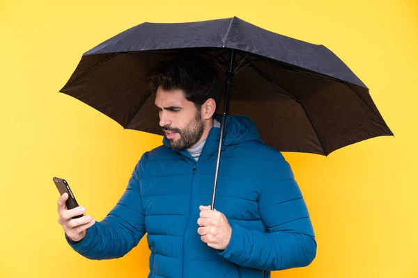 Homem Segurando Guarda Chuva Sobre Fundo Amarelo Isolado — Fotografia de Stock