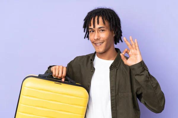 Jonge Afro Amerikaanse Man Geïsoleerd Paarse Achtergrond Vakantie Met Reiskoffer — Stockfoto