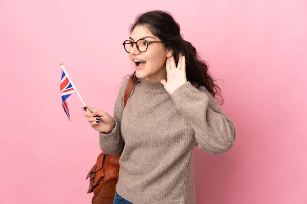 Mladá Ruská Žena Drží Britskou Vlajku Izolovanou Růžovém Pozadí Něco — Stock fotografie