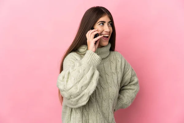 Молодая Белая Женщина Изолированная Розовом Фоне Поддерживает Разговор Мобильным Телефоном — стоковое фото
