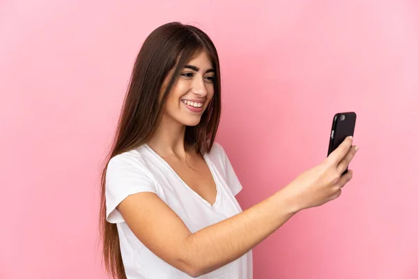 Giovane Donna Caucasica Isolata Sfondo Rosa Fare Selfie Con Telefono — Foto Stock