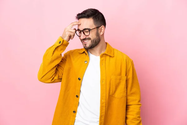 Joven Caucásico Guapo Hombre Aislado Rosa Fondo Riendo — Foto de Stock