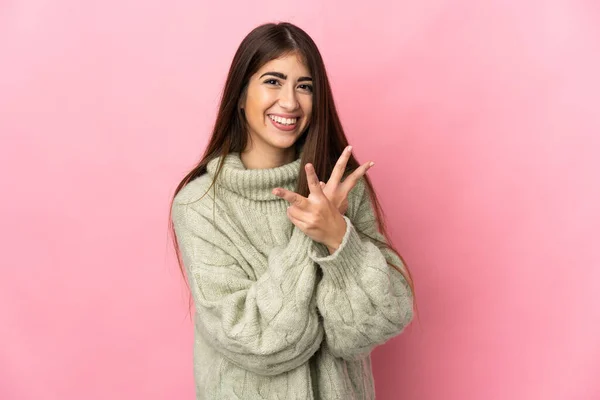 Giovane Donna Caucasica Isolata Sfondo Rosa Sorridente Mostrando Segno Vittoria — Foto Stock