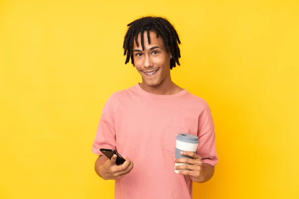 Junger Afrikanisch Amerikanischer Mann Isoliert Auf Gelbem Hintergrund Mit Kaffee — Stockfoto