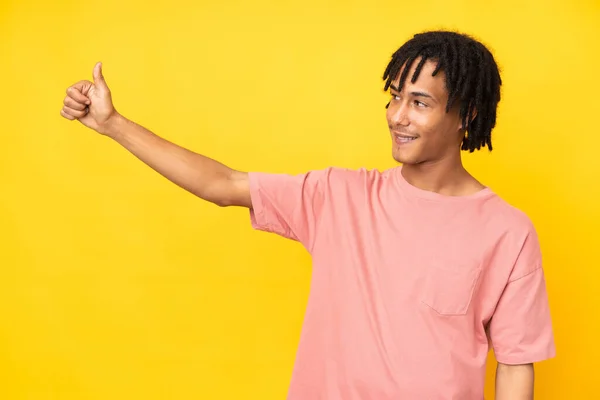 Νεαρός Αφροαμερικάνος Απομονωμένος Κίτρινο Φόντο Κάνοντας Μια Χειρονομία — Φωτογραφία Αρχείου