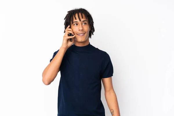 Молодий Афроамериканець Ізольований Білому Фоні Веде Розмову Мобільним Телефоном — стокове фото