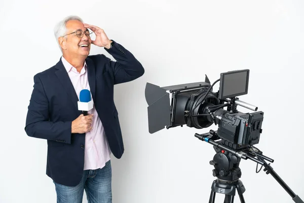 Reporter Uomo Brasiliano Mezza Età Possesso Microfono Segnalazione Notizie Isolate — Foto Stock