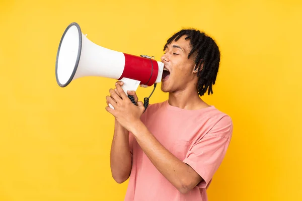 Young African American Man Isolated Yellow Background Shouting Megaphone — Stock Photo, Image