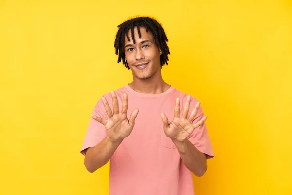 年轻的非洲裔美国人 黄种人 手指头数十 — 图库照片