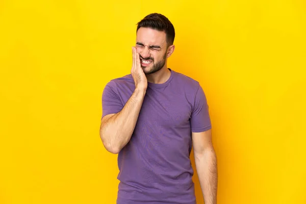 Junger Kaukasischer Gutaussehender Mann Isoliert Auf Gelbem Hintergrund Mit Zahnschmerzen — Stockfoto
