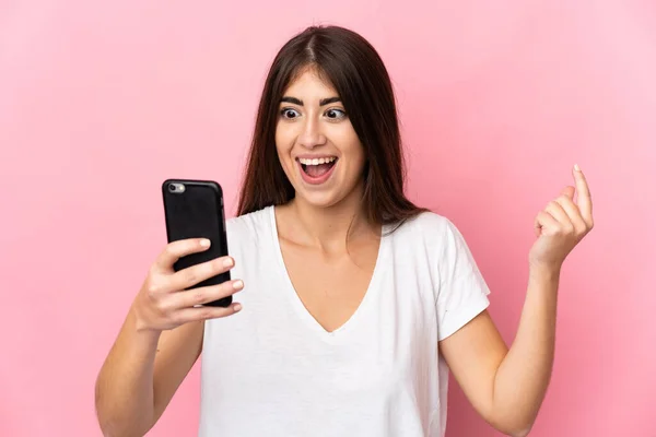 Mujer Joven Caucásica Aislada Sobre Fondo Rosa Mirando Cámara Mientras —  Fotos de Stock