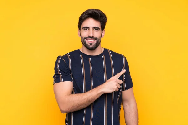 Jeune Homme Beau Avec Barbe Sur Fond Jaune Isolé Pointant — Photo