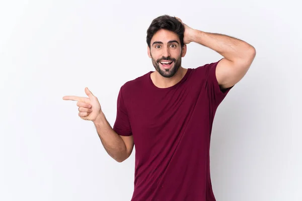 Jovem Homem Bonito Com Barba Sobre Fundo Branco Isolado Surpreso — Fotografia de Stock