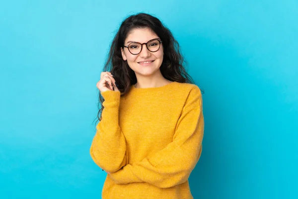 Tonåring Ryska Flicka Isolerad Blå Bakgrund Skrattar — Stockfoto