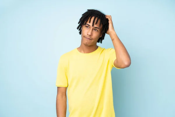 Ung Afrikansk Amerikansk Man Isolerad Blå Bakgrund Med Ett Uttryck — Stockfoto