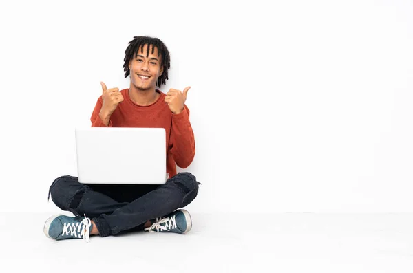 Jovem Afro Americano Sentado Chão Trabalhando Com Seu Laptop Com — Fotografia de Stock