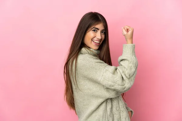 Joven Mujer Caucásica Aislada Sobre Fondo Rosa Haciendo Gesto Fuerte —  Fotos de Stock