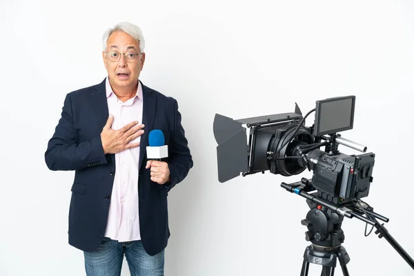 Reporter Uomo Brasiliano Mezza Età Possesso Microfono Segnalazione Notizie Isolate — Foto Stock