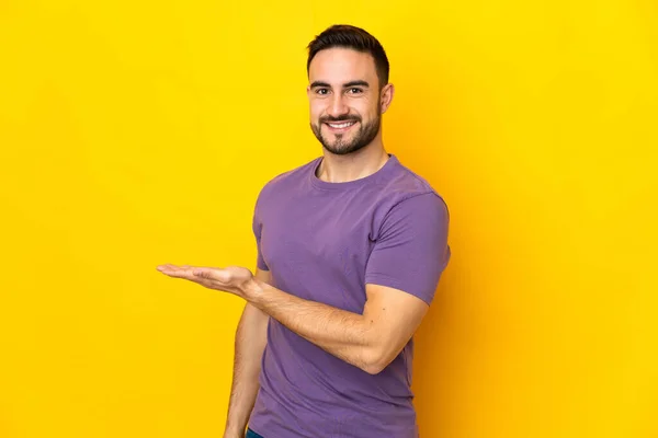 Junger Kaukasischer Gutaussehender Mann Auf Gelbem Hintergrund Der Eine Idee — Stockfoto