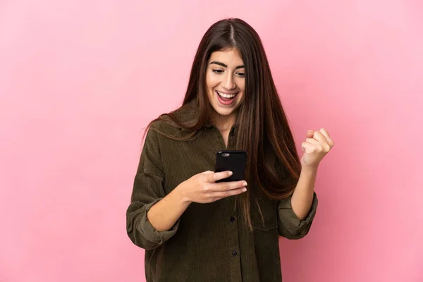 Joven Mujer Caucásica Aislada Sobre Fondo Rosa Sorprendida Enviando Mensaje —  Fotos de Stock