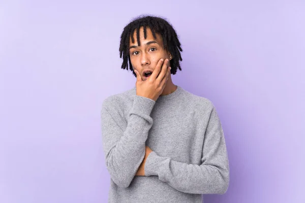 Junger Afrikanisch Amerikanischer Mann Isoliert Auf Violettem Hintergrund Überrascht Und — Stockfoto