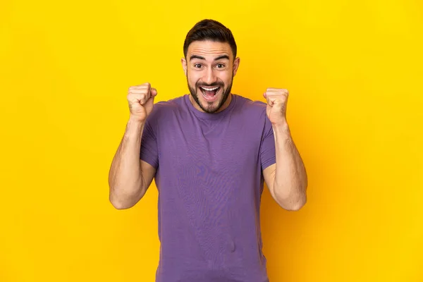 Jovem Caucasiano Bonito Homem Isolado Fundo Amarelo Comemorando Uma Vitória — Fotografia de Stock