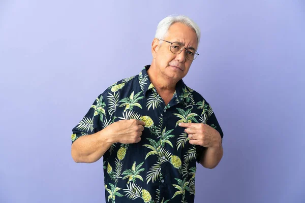 Homem Brasileiro Meia Idade Isolado Fundo Roxo Apontando Para Mesmo — Fotografia de Stock