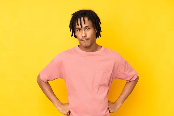 Молодий Афроамериканець Ізольований Жовтим Фоном — стокове фото