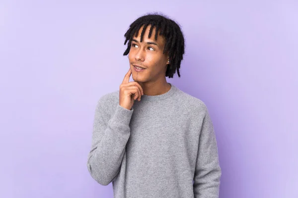 Young African American Man Isolated Purple Background Thinking Idea While — Stock Photo, Image